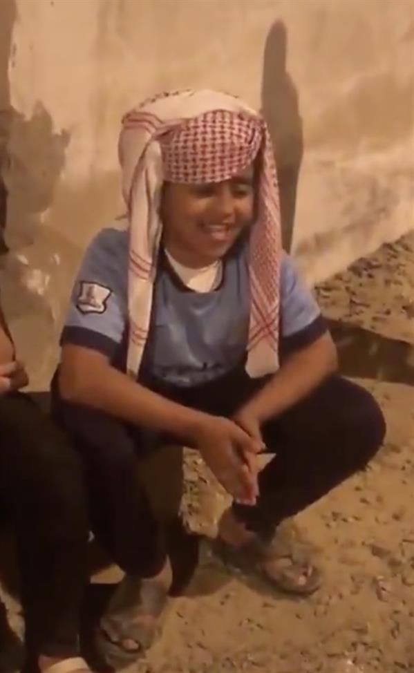 تركي آل الشيخ يُعجب بصوت طفل يُغني في الشارع وينشر فيديو له 