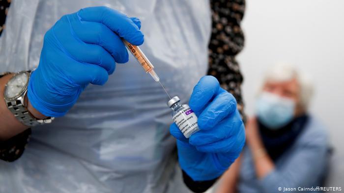 لقاح أوكسفورد.. بين منتقديه والدفاع البريطاني المستمر لقاح أوكسفورد.. بين منتقديه والدفاع البريطاني المستمر