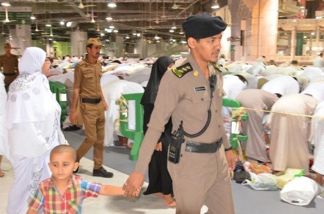 صور تظهر تفاني رجال الامن في خدمة المعتمرين وزوار الحرم