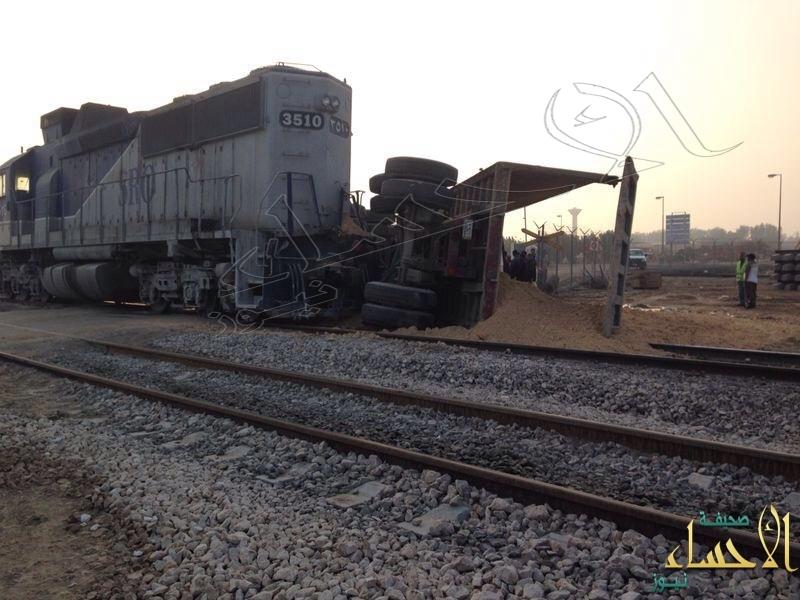 اصطدام شاحنة بقطار