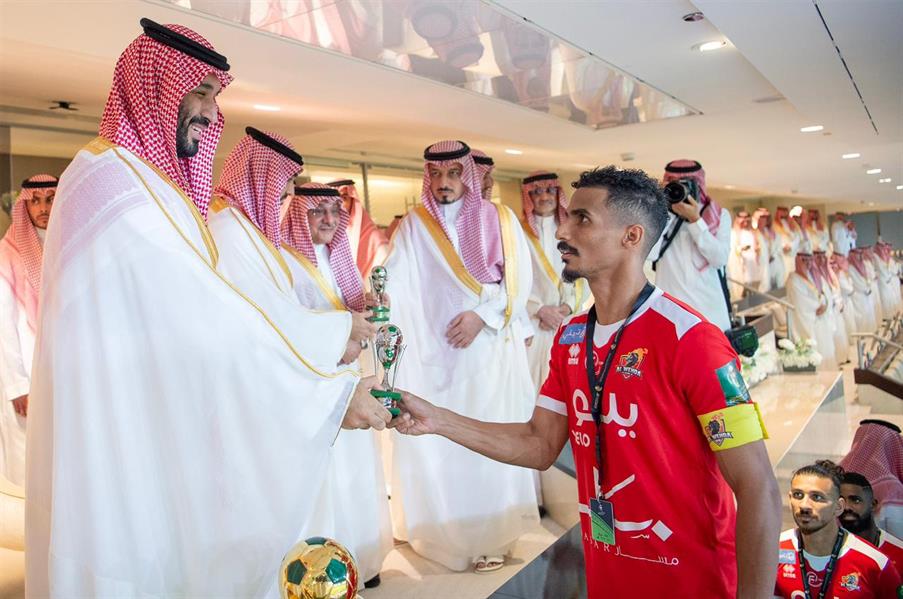ولي العهد يتوج فريق الهلال بكأس خادم الحرمين