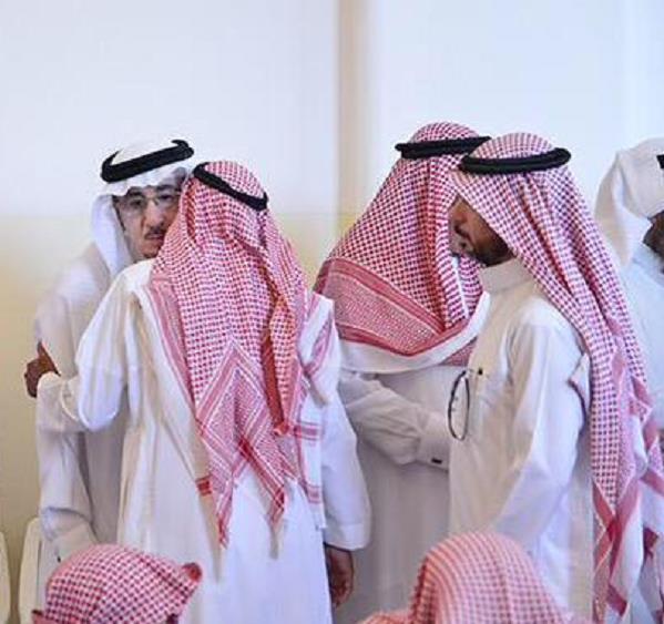 بالصور.. وزير العمل في تأثر بالغ يودّع أخيه الإعلامي 