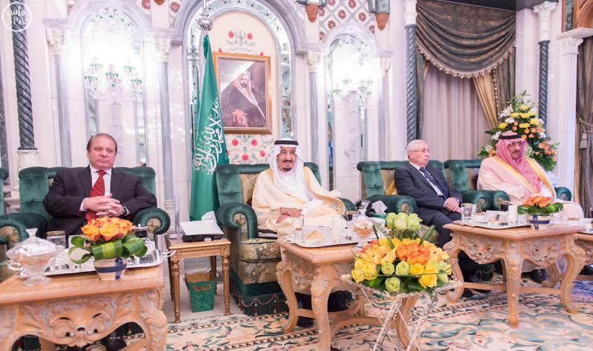 خادم الحرمين يبحث التطورات الإقليمية والدولية مع رئيس وزراء باكستان