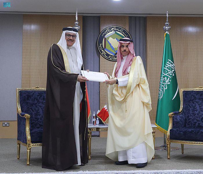 خادم الحرمين الشريفين يتلقى رسالتين خطيتين من سلطان عُمان وملك البحرين 