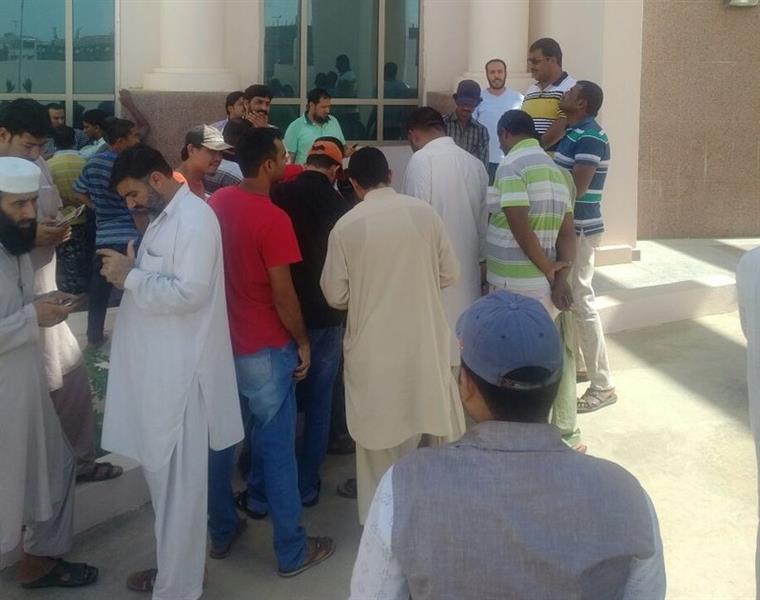 للمطالبة برواتبهم المتأخرة 11 شهرًا.. 40 عاملًا يتجمهرون أمام مقر محافظة المجاردة (صور)