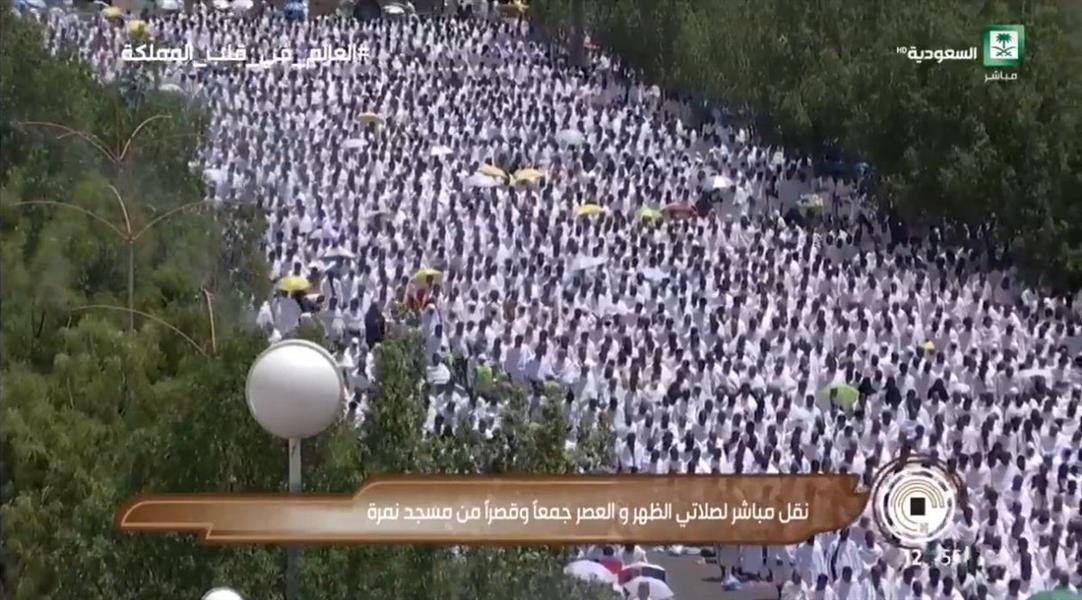 جموع الحجيج يؤدون صلاتي الظهر والعصر في مسجد نمرة بعرفات جموع الحجيج يؤدون صلاتي الظهر والعصر في مسجد نمرة بعرفات