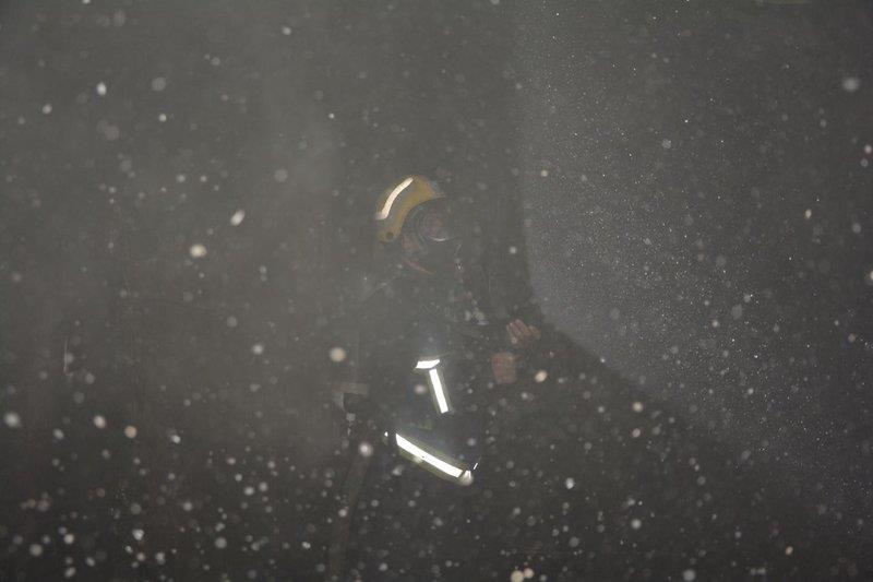 مدني تبوك ينقذ امرأة وطفليها احتجزهم حريق اندلع بمنزلهم