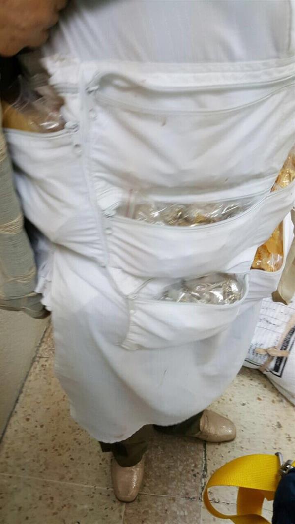 جمرك مطار الملك عبدالعزيز الدولي يحبط محاولة امرأة تهريب 4 كيلوجرام من الذهب المشغول