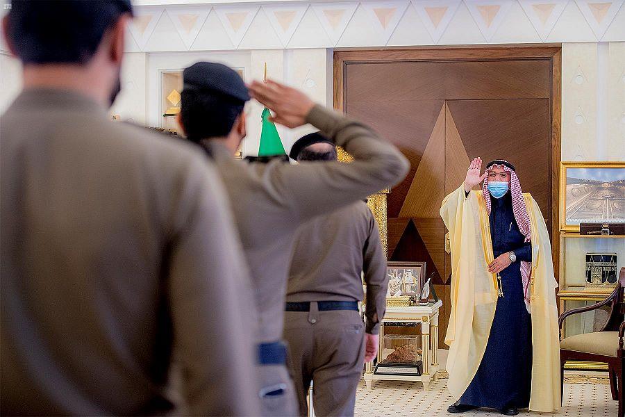 لإطاحتهم بمواطن انتحل صفة رجل أمن.. أمير القصيم يكرّم عدداً من منسوبي إدارة المرور 