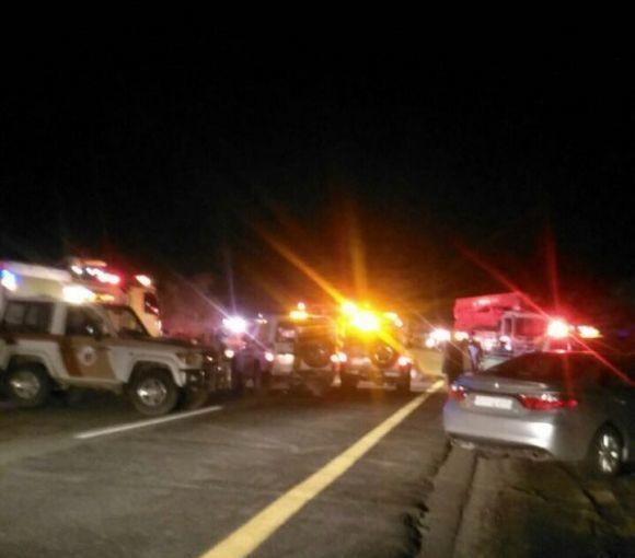 وفاة 3 أشخاص وإصابة 4 آخرين في حادث تصادم بين شاحنة ومركبتين بمحايل عسير وفاة 3 أشخاص وإصابة 4 آخرين في حادث تصادم بين شاحنة ومركبتين بمحايل عسير