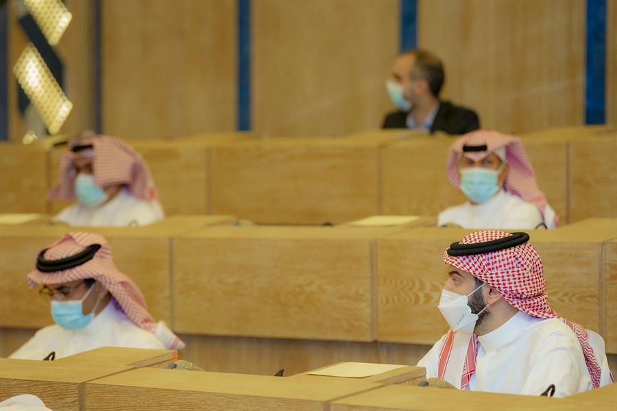 وزير الرياضة يجتمع برؤساء أندية الدوري (صور)