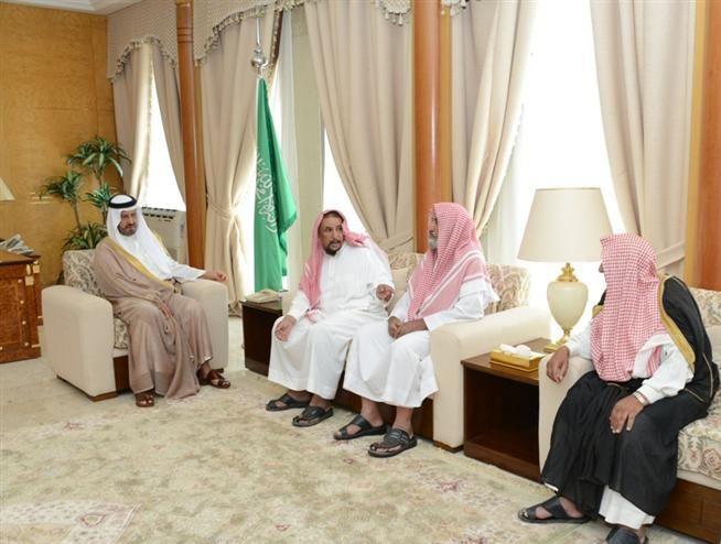 أمير منطقة حائل يستقبل والد قاتل ابن عمه بمحافظة الشملي