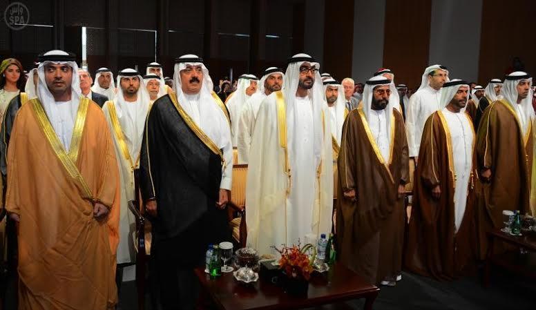 بالصور محمد بن زايد سلم جائزة شخصية العام الثقافية التي فاز بها خادم الحرمين الى الامير متعب