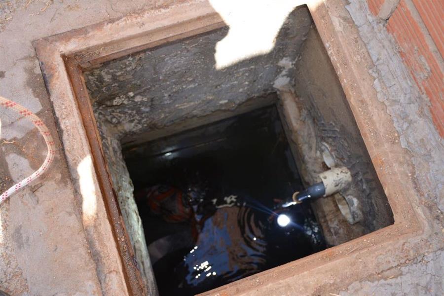 بالصور.. غواصو الدفاع المدني ينتشلون جثمان امرأة سقطت في خزان مياه بجدة