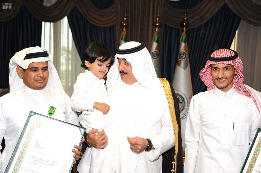 بالصور.. الأمير متعب بن عبدالله يقلد ذوي شهداء الواجب بالحرس الوطني وسام الملك عبدالعزيز