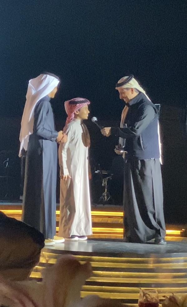 وزير السياحة يكرم شابين لاستقبالهما السياح بكرم وحفاوة 