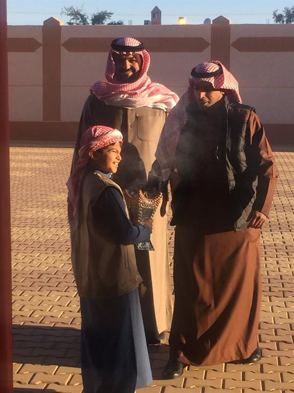 شقيقان يستقبلان معلميهما والطلاب في فناء مدرستهما بالحلوى والبخور والقهوة العربية (صور) شقيقان يستقبلان معلميهما والطلاب في فناء مدرستهما بالحلوى والبخور والقهوة العربية (صور)