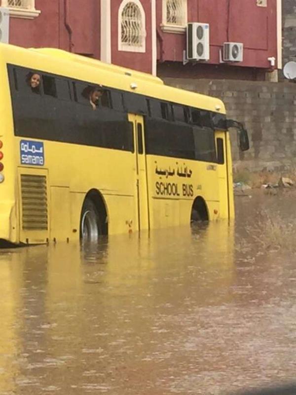 رجل أمن وزوجته ينقذان طالبات ابتدائية بصبيا بعد غرق حافلتهن