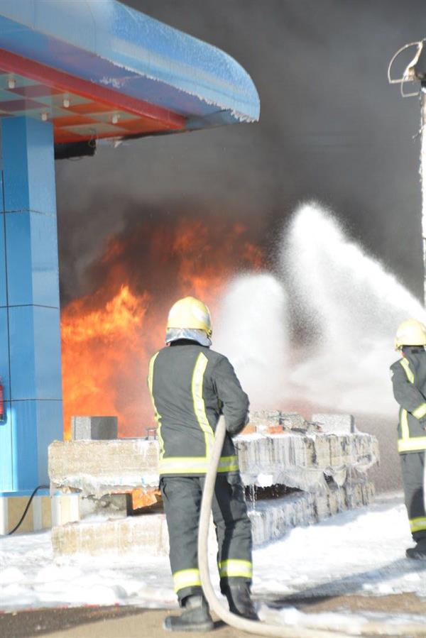 شاهد.. اشتعال الخزانات الأرضية في محطة وقود.. و