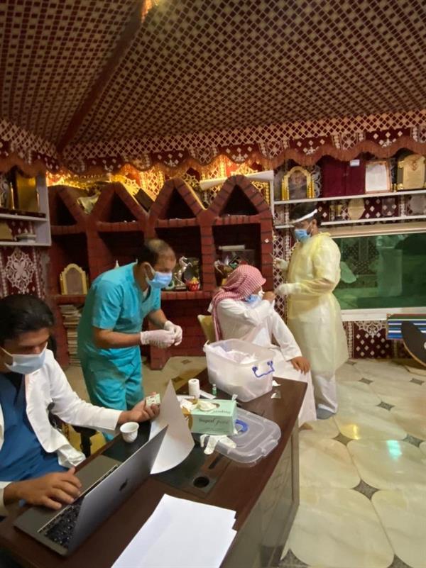 شيخ قبيلة بجازان يجمع مواطنين بمنزله لتلقي لقاح كورونا بعد التنسيق مع مستشفى