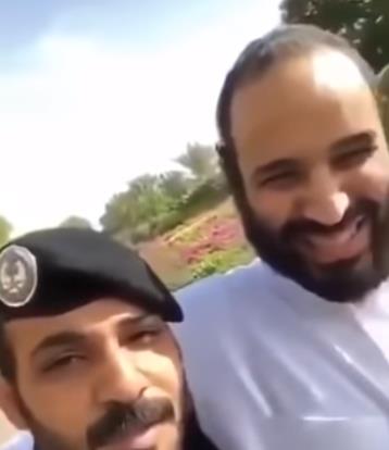 أحد أفراد الحرس الملكي مع ولي العهد أحد أفراد الحرس الملكي مع ولي العهد