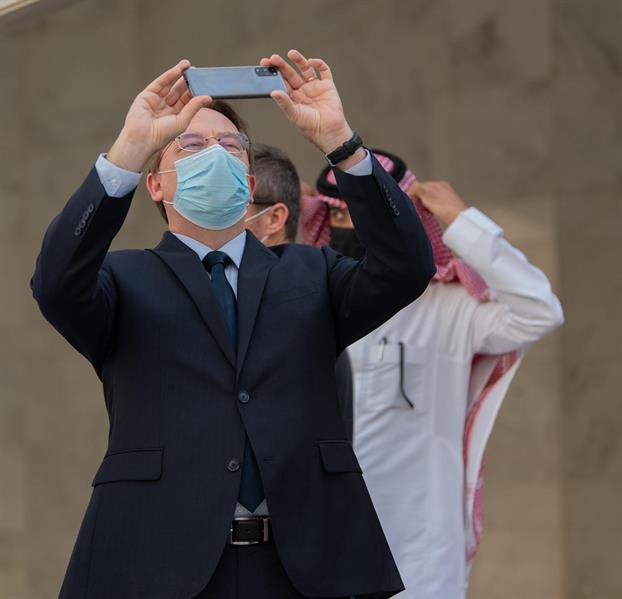  السفير الفرنسي يزور مركز الملك عبد الله المالي