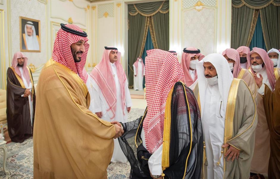 ولي العهد يستقبل العلماء وجمعاً من المواطنين في قصر طيبة بالمدينة المنورة (فيديو وصور)