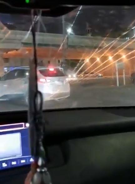 "المرور" يطيح بقائد مركبة تجاوز ممر المشاة أثناء انتظار الإشارة المرورية