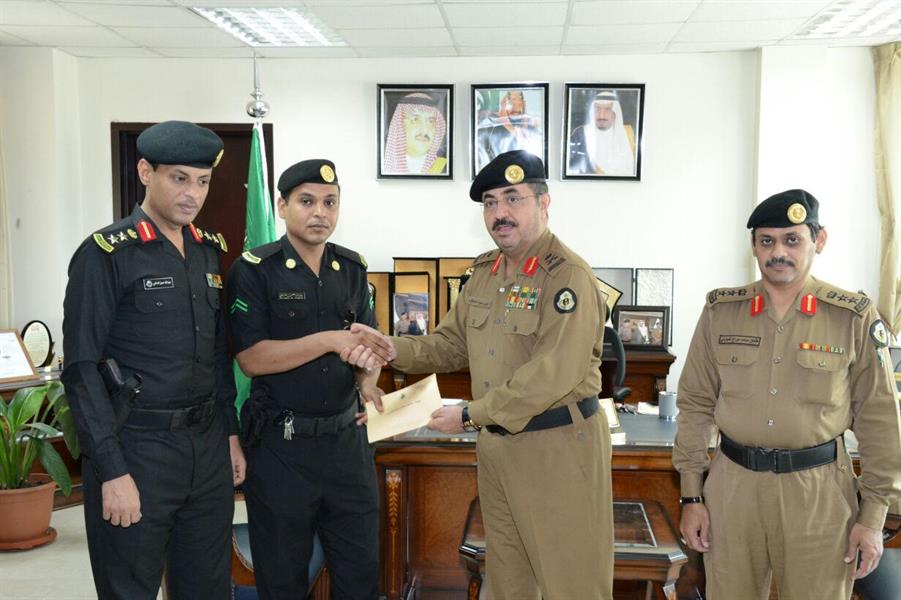 بالصور.. مكافأة مالية لرجلي أمن أطاحا بمقيم تخصص في غسيل الأموال بجازان