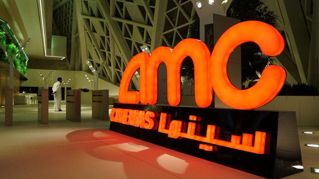 شاهد.. اللمسات الأخيرة لتجهيزات افتتاح أول سينما في المملكة غدًا الأربعاء