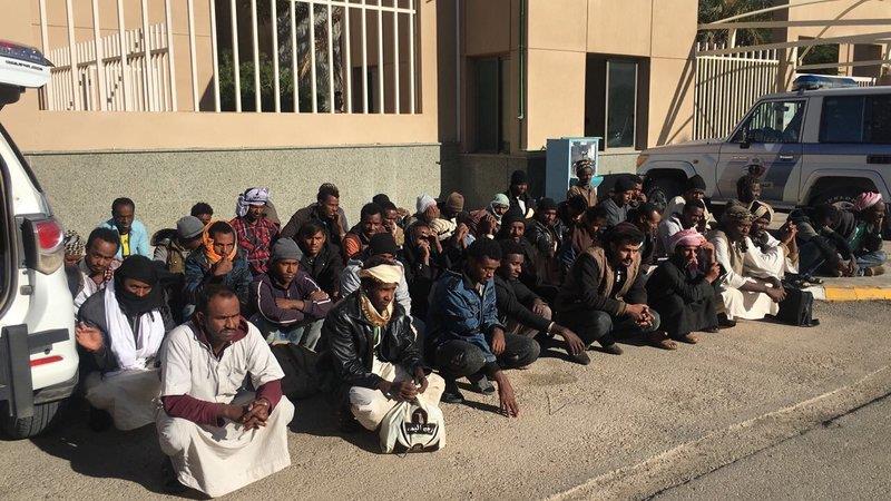 بالصور.. مخالفون يلجأون للاختباء بطرق بدائية من مفتشي 