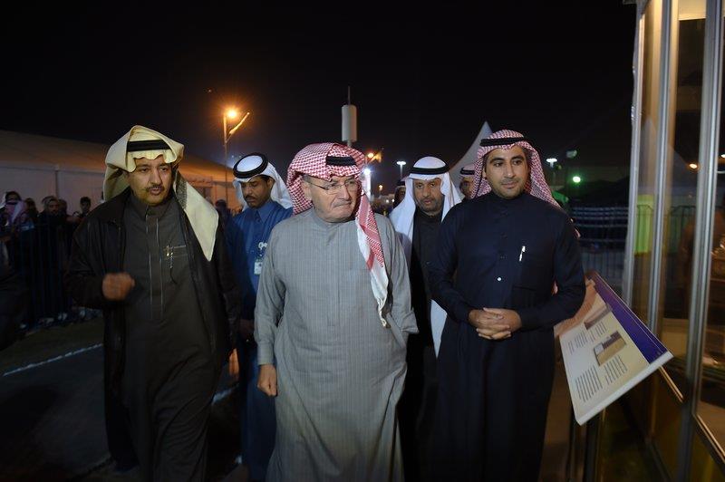 خالد بن عبدالله يزور جناح والده بـ