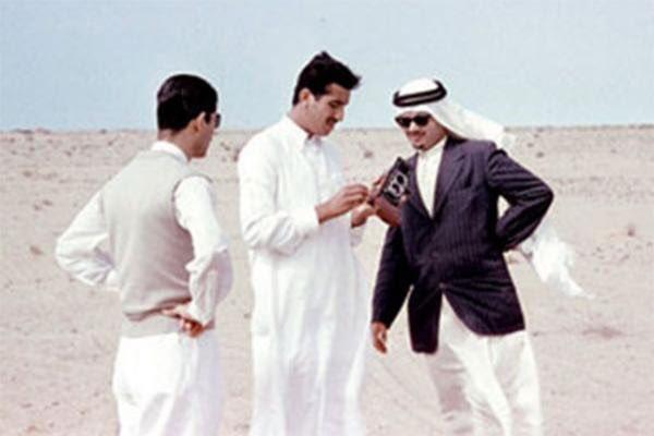 صورة نادرة للملك سلمان عمرها 60 عاماً ممسكاً بأول كاميرا يقتنيها صورة نادرة للملك سلمان عمرها 60 عاماً ممسكاً بأول كاميرا يقتنيها