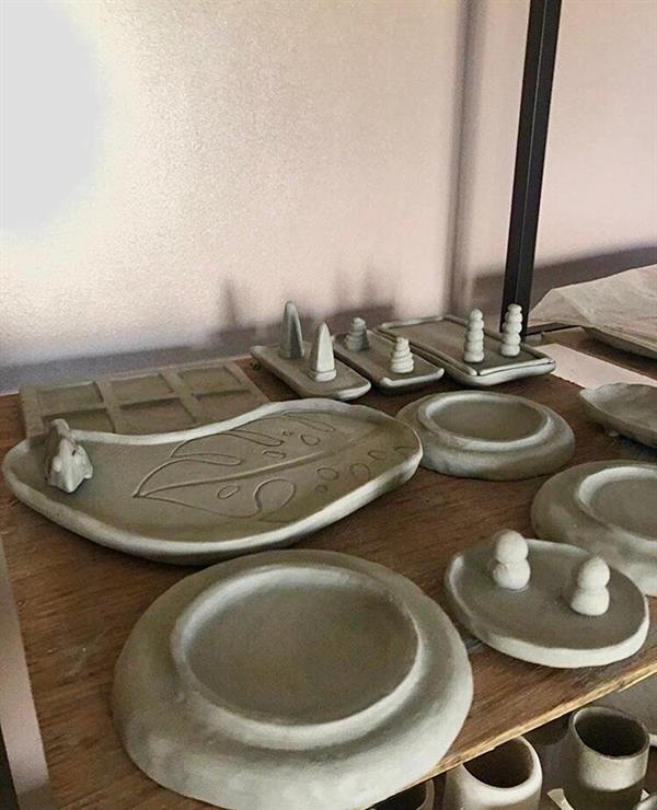 سعودية تبدع في صناعة أكواب الخزف بأشكال غير مألوفة سعودية تبدع في صناعة أكواب الخزف بأشكال غير مألوفة