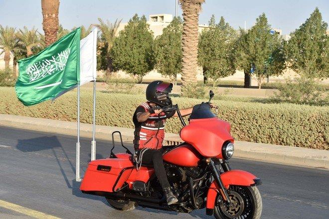 دراجات نارية تجوب شوارع الرياض بأعلام المملكة احتفاءً باليوم الوطني الـ90