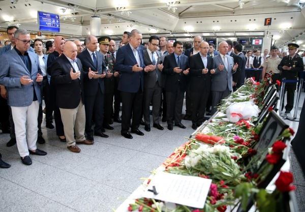 بالصور.. أردوغان يزور مطار أتاتورك بإسطنبول عقب الهجوم الإرهابي بالصور.. أردوغان يزور مطار أتاتورك بإسطنبول عقب الهجوم الإرهابي