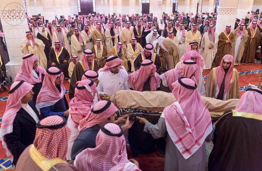 سمو ولي العهد يؤدي صلاة الميت على الامير سعد