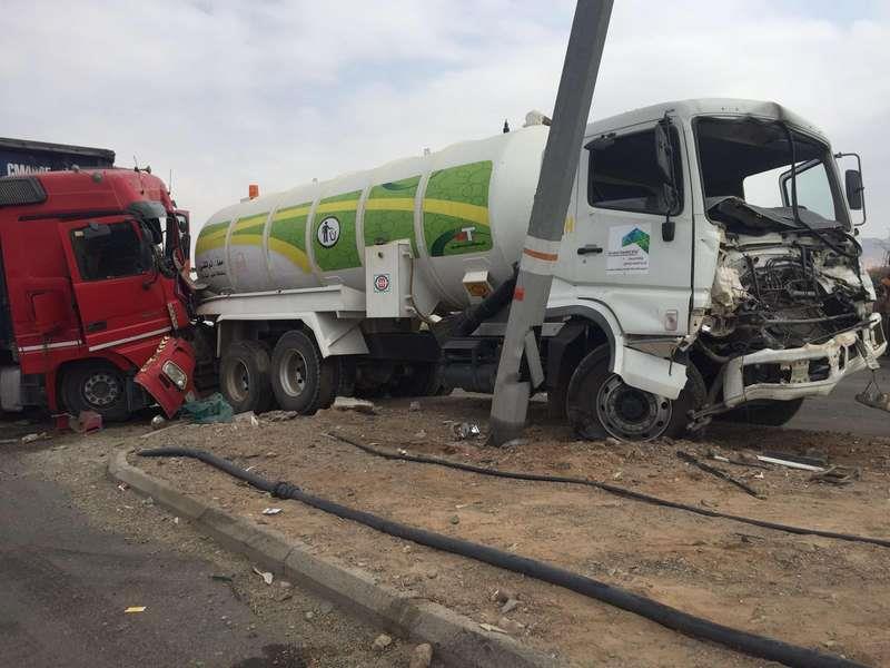 وفاة رجل أمن و وإصابة 7 أشخاص في تصادم شاحنتين ومركب بالجموم