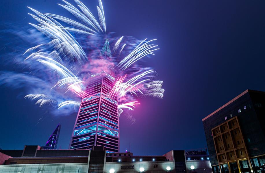 Watch.. Huge fireworks light up the Riyadh sky with joy at the start of the New Year 