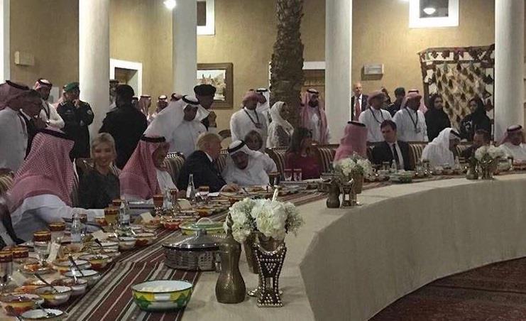 فيديو وصور لمأدبة عشاء خادم الحرمين التي أقامها لـ 
