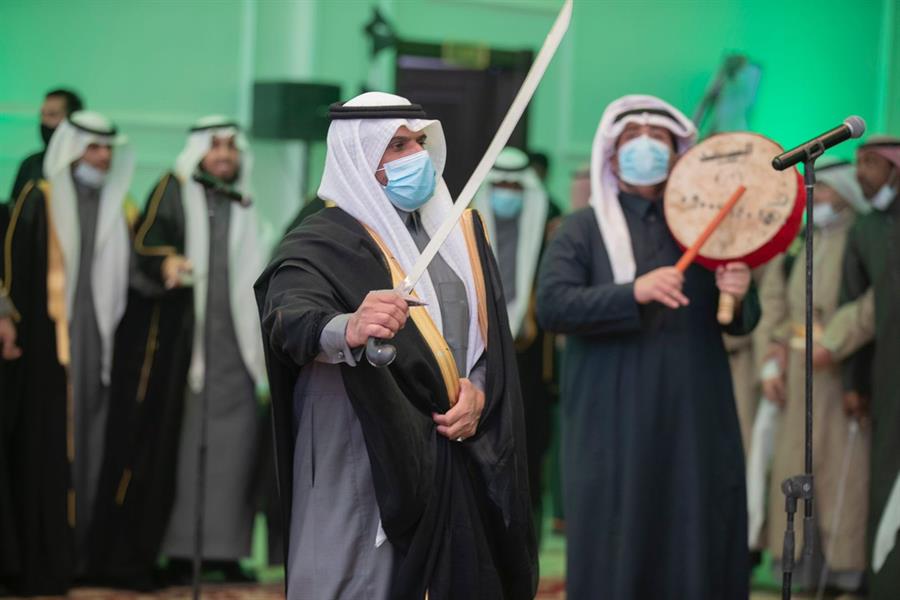 محافظ حفر الباطن يزف 50 عريسا في حفل زواج جماعي