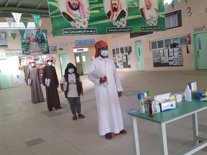 المدارس تبدأ تسليم الكتب الدراسية للطلاب والطالبات