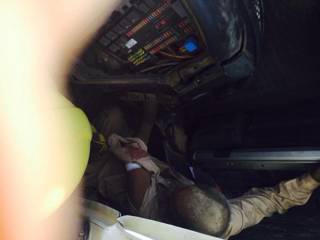 بالصور.. انقلاب شاحنة بنجران واحتجاز شخص داخلها