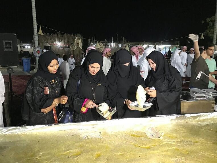 طباخة سعودية تدخل موسوعة غينيس بأكبر طبق 