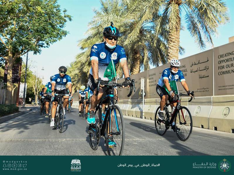 قائد القوات البحرية يشارك في مسيرة دراجات احتفاءً باليوم الوطني