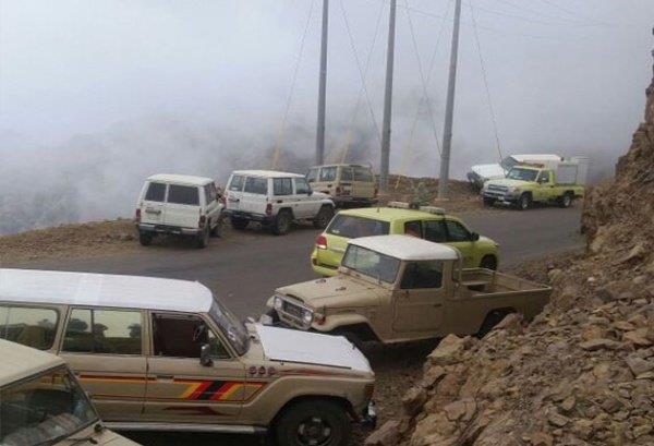 مصرع 3 وإصابة 2 بينهم رضيع في سقوط مروع لسيارة من قمة جبال منجد