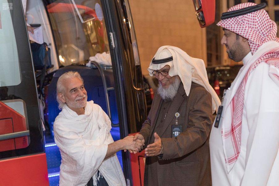 ضيوف برنامج خادم الحرمين الشريفين يصلون مكة المكرمة ويؤدون مناسك العمرة
