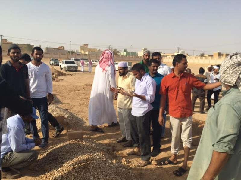 بالصور.. جموع غفيرة تشيع جثمان عامل الوجبات الهندي المقتول بالأفلاج