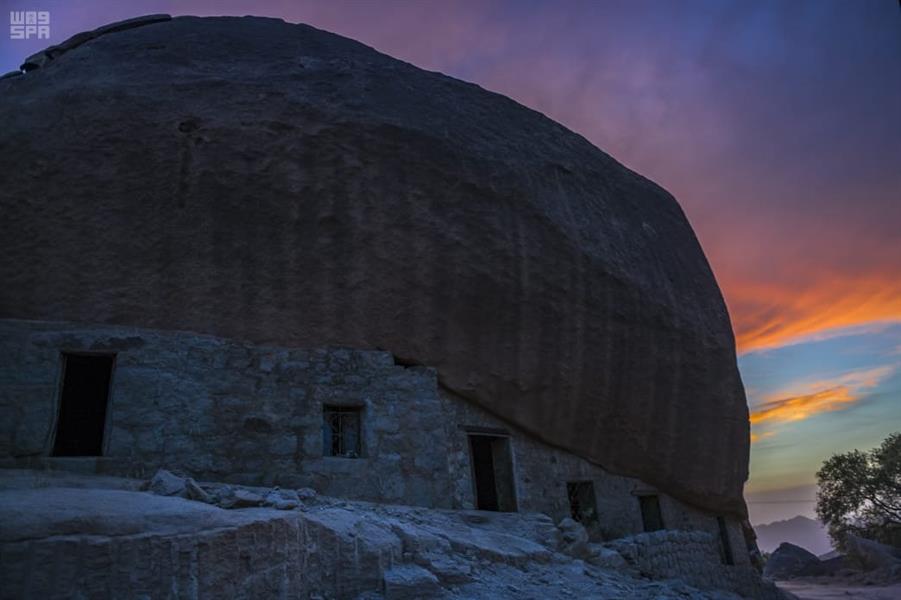 كهوف ومفازات جبل الشدا الأسفل الأثرية بالباحة كهوف ومفازات جبل الشدا الأسفل الأثرية بالباحة