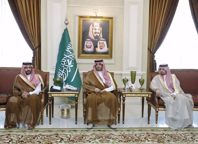 محافظ جدة يتسقبل فريق مدرسة الرازي الثانوية
